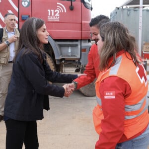 Le roi Felipe VI, la reine Letizia d'Espagne et le Premier ministre Pedro Sanchez visitent les sites de Paiporta et Chiva après la catastrophe de la DANA, le 3 novembre 2024 à Paiporta / Chiva, Espagne. CASA REAL/Pool via Lalo/Bestimage