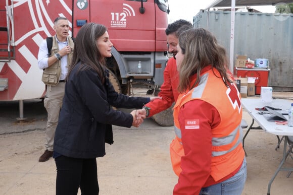 Le roi Felipe VI, la reine Letizia d'Espagne et le Premier ministre Pedro Sanchez visitent les sites de Paiporta et Chiva après la catastrophe de la DANA, le 3 novembre 2024 à Paiporta / Chiva, Espagne. CASA REAL/Pool via Lalo/Bestimage