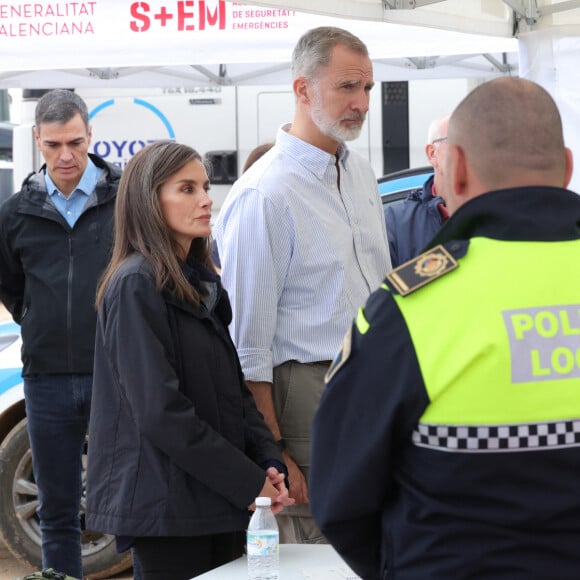 Le roi Felipe VI et la reine Letizia d'Espagne ont connu des jours meilleurs.
Le roi Felipe VI, la reine Letizia d'Espagne et le Premier ministre Pedro Sanchez visitent les sites de Paiporta et Chiva après la catastrophe de la DANA à Paiporta / Chiva, Espagne. CASA REAL/Pool via Lalo/Bestimage