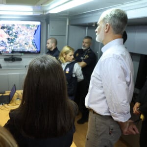 Le roi Felipe VI, la reine Letizia d'Espagne et le Premier ministre Pedro Sanchez visitent les sites de Paiporta et Chiva après la catastrophe de la DANA, le 3 novembre 2024 à Paiporta / Chiva, Espagne. CASA REAL/Pool via Lalo/Bestimage