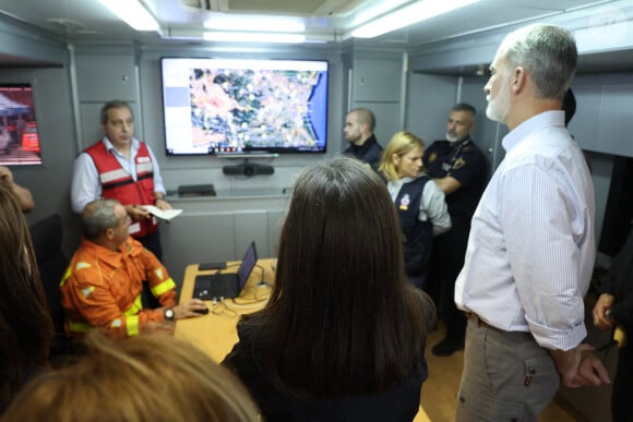 Le roi Felipe VI, la reine Letizia d'Espagne et le Premier ministre Pedro Sanchez visitent les sites de Paiporta et Chiva après la catastrophe de la DANA, le 3 novembre 2024 à Paiporta / Chiva, Espagne. CASA REAL/Pool via Lalo/Bestimage