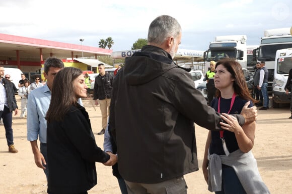 Le roi Felipe VI, la reine Letizia d'Espagne et le Premier ministre Pedro Sanchez visitent les sites de Paiporta et Chiva après la catastrophe de la DANA, le 3 novembre 2024 à Paiporta / Chiva, Espagne. CASA REAL/Pool via Lalo/Bestimage