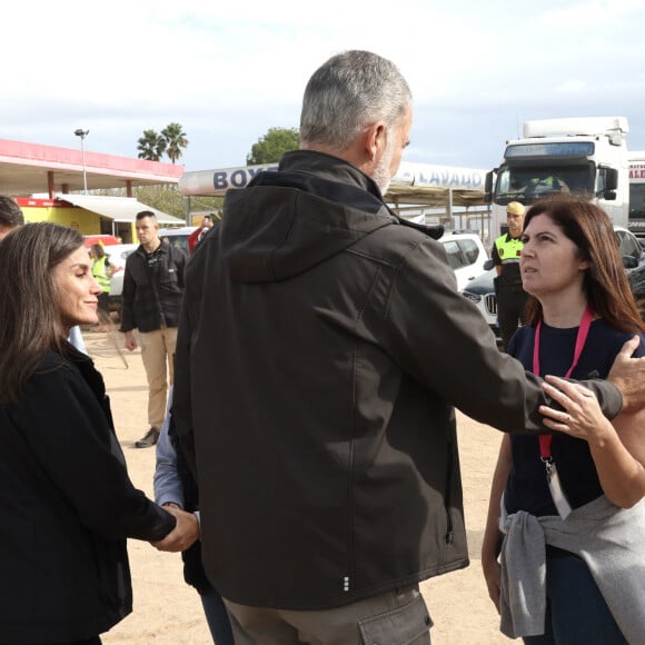 Le roi Felipe VI, la reine Letizia d'Espagne et le Premier ministre Pedro Sanchez visitent les sites de Paiporta et Chiva après la catastrophe de la DANA, le 3 novembre 2024 à Paiporta / Chiva, Espagne. CASA REAL/Pool via Lalo/Bestimage