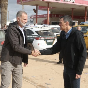 Le roi Felipe VI, la reine Letizia d'Espagne et le Premier ministre Pedro Sanchez visitent les sites de Paiporta et Chiva après la catastrophe de la DANA, le 3 novembre 2024 à Paiporta / Chiva, Espagne. CASA REAL/Pool via Lalo/Bestimage