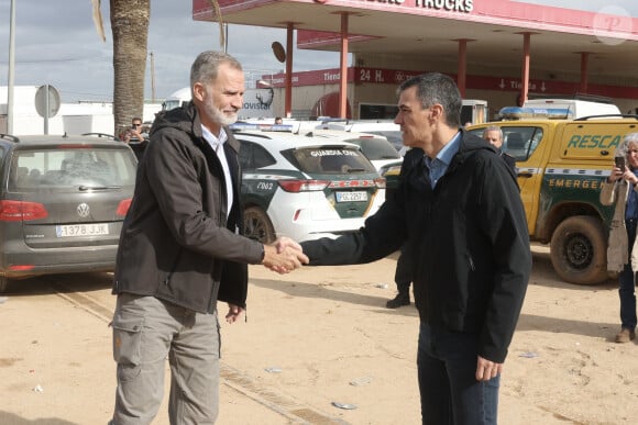 Le roi Felipe VI, la reine Letizia d'Espagne et le Premier ministre Pedro Sanchez visitent les sites de Paiporta et Chiva après la catastrophe de la DANA, le 3 novembre 2024 à Paiporta / Chiva, Espagne. CASA REAL/Pool via Lalo/Bestimage