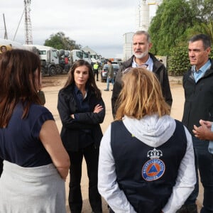 Si les secours épaulés par les militaires sont sur tous les fronts pour orchestrer des sauvetages inespérés, d'après leur dernier bilan, 217 personnes auraient perdu la vie.
Le roi Felipe VI et la reine Letizia d'Espagne avec le président Pedro Sanchez à Valence après les inondation meurtrières dans le Sud de l'Espagne, le 3 novembre 2024. © CASA REAL/Cordon Press/Bestimage