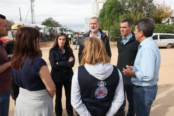 Si les secours épaulés par les militaires sont sur tous les fronts pour orchestrer des sauvetages inespérés, d'après leur dernier bilan, 217 personnes auraient perdu la vie.
Le roi Felipe VI et la reine Letizia d'Espagne avec le président Pedro Sanchez à Valence après les inondation meurtrières dans le Sud de l'Espagne, le 3 novembre 2024. © CASA REAL/Cordon Press/Bestimage