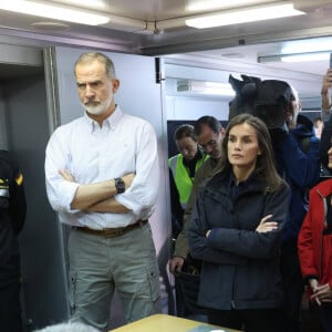 Le roi Felipe VI et la reine Letizia d'Espagne avec le président Pedro Sanchez à Valence après les inondation meurtrières dans le Sud de l'Espagne, le 3 novembre 2024. © CASA REAL/Cordon Press/Bestimage