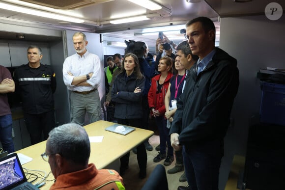 Le roi Felipe VI et la reine Letizia d'Espagne avec le président Pedro Sanchez à Valence après les inondation meurtrières dans le Sud de l'Espagne, le 3 novembre 2024. © CASA REAL/Cordon Press/Bestimage