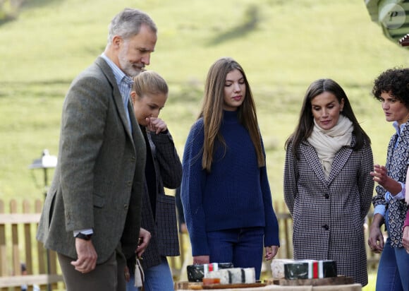 Le roi Felipe VI, la reine Letizia, l'infante Leonor, la princesse Sofia - La famille royale d'Espagne lors de la cérémonie de remise des prix pour la ville exemplaire des Asturies 2024 à Sotres. Le 26 octobre 2024 