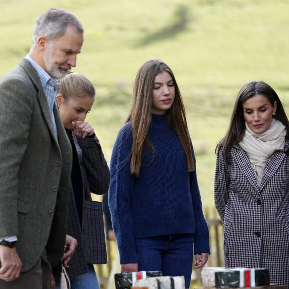 Le roi Felipe VI, la reine Letizia, l'infante Leonor, la princesse Sofia - La famille royale d'Espagne lors de la cérémonie de remise des prix pour la ville exemplaire des Asturies 2024 à Sotres. Le 26 octobre 2024 