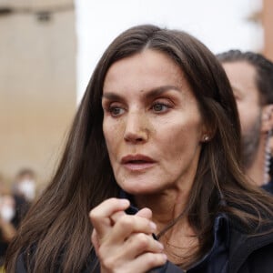 Letizia et Felipe d'Espagne ont été visés par des jets de boue lors de leur rencontre avec des sinistrés des inondations de la région de Valence ce dimanche 3 novembre 2024 © CASA REAL/Pool via Lalo/Bestimage