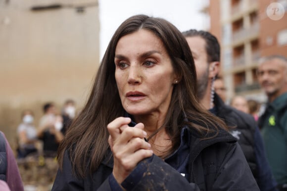 Letizia et Felipe d'Espagne ont été visés par des jets de boue lors de leur rencontre avec des sinistrés des inondations de la région de Valence ce dimanche 3 novembre 2024 © CASA REAL/Pool via Lalo/Bestimage