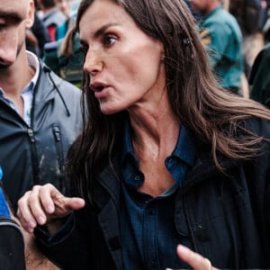 Letizia et Felipe d'Espagne ont été visés par des jets de boue lors de leur rencontre avec des sinistrés des inondations de la région de Valence ce dimanche 3 novembre 2024  © Carlos Luján / Europa Press / Bestimage