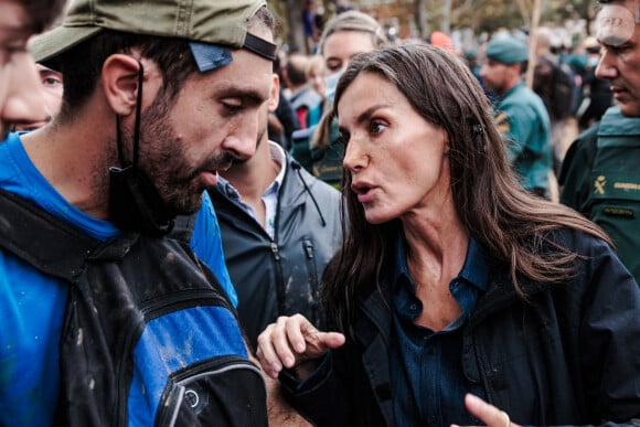 Letizia et Felipe d'Espagne ont été visés par des jets de boue lors de leur rencontre avec des sinistrés des inondations de la région de Valence ce dimanche 3 novembre 2024  © Carlos Luján / Europa Press / Bestimage