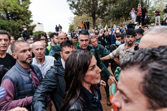 Letizia et Felipe d'Espagne ont été visés par des jets de boue lors de leur rencontre avec des sinistrés des inondations de la région de Valence ce dimanche 3 novembre 2024  © Carlos Luján / Europa Press / Bestimage