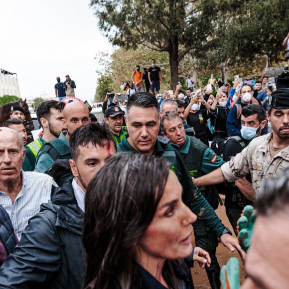 Letizia et Felipe d'Espagne ont été visés par des jets de boue lors de leur rencontre avec des sinistrés des inondations de la région de Valence ce dimanche 3 novembre 2024  © Carlos Luján / Europa Press / Bestimage