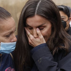 Letizia et Felipe d'Espagne ont été visés par des jets de boue lors de leur rencontre avec des sinistrés des inondations de la région de Valence ce dimanche 3 novembre 2024 . © Dana Press/Bestimage