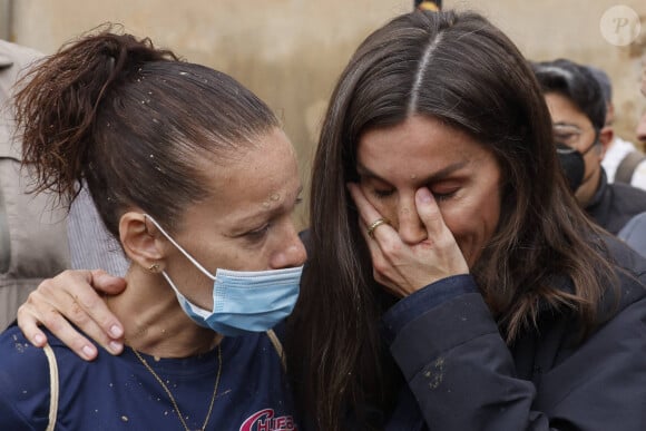 Letizia et Felipe d'Espagne ont été visés par des jets de boue lors de leur rencontre avec des sinistrés des inondations de la région de Valence ce dimanche 3 novembre 2024 . © Dana Press/Bestimage