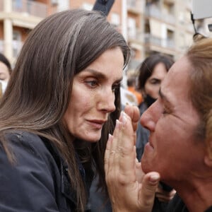 Letizia et Felipe d'Espagne ont été visés par des jets de boue lors de leur rencontre avec des sinistrés des inondations de la région de Valence ce dimanche 3 novembre 2024 © Dana Press/Bestimage