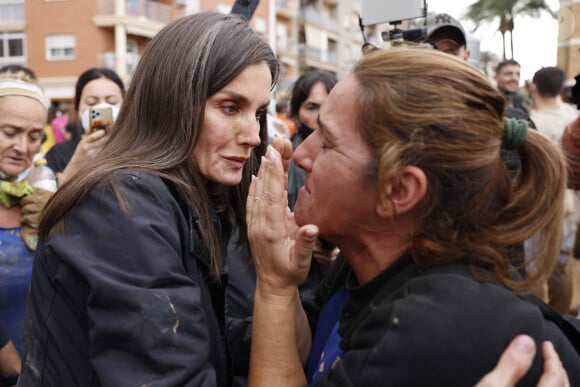 Letizia et Felipe d'Espagne ont été visés par des jets de boue lors de leur rencontre avec des sinistrés des inondations de la région de Valence ce dimanche 3 novembre 2024 © Dana Press/Bestimage