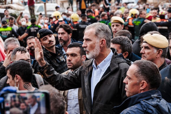 Letizia et Felipe d'Espagne ont été visés par des jets de boue lors de leur rencontre avec des sinistrés des inondations de la région de Valence ce dimanche 3 novembre 2024 . © Carlos Luján / Europa Press / Bestimage