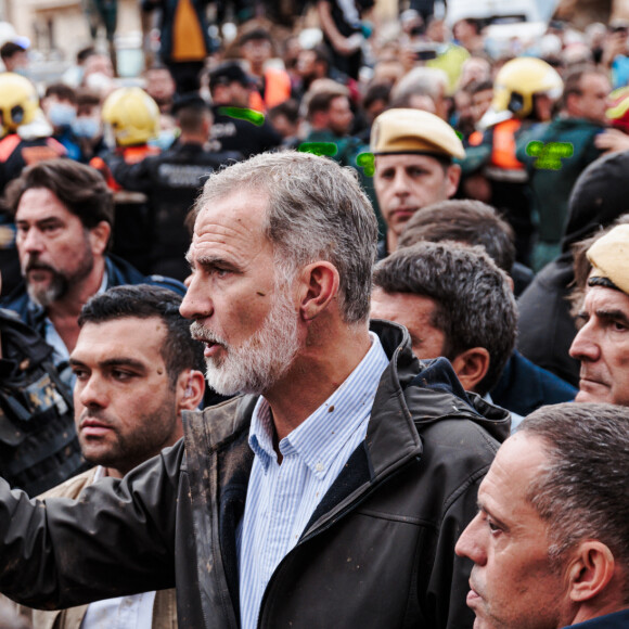 Letizia et Felipe d'Espagne ont été visés par des jets de boue lors de leur rencontre avec des sinistrés des inondations de la région de Valence ce dimanche 3 novembre 2024 . © Carlos Luján / Europa Press / Bestimage