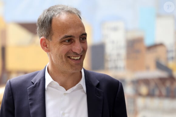 Raphael Glucksmann, député européen et co-président du mouvement Place Publique, fait la queue devant un bureau de vote pour voter lors du premier tour des élections législatives, le 30 juin 2024. Paris, France, le 30 juin 2024. © Stéphane Lemouton / Bestimage