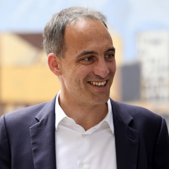 Raphael Glucksmann, député européen et co-président du mouvement Place Publique, fait la queue devant un bureau de vote pour voter lors du premier tour des élections législatives, le 30 juin 2024. Paris, France, le 30 juin 2024. © Stéphane Lemouton / Bestimage