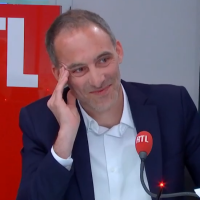 "Vous allez loin là" : Raphaël Glucksmann sort les griffes après des allusions sur sa compagne Léa Salamé en plein direct