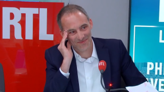 "Vous allez loin là" : Raphaël Glucksmann sort les griffes après des allusions sur sa compagne Léa Salamé en plein direct