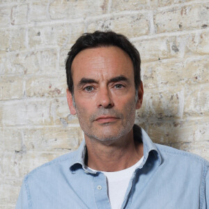 Exclusif - Anthony Delon en prise de vue studio en marge du tournage du clip "Je garde le sourire !" de l'association Laurette Fugain dans les Studios de l'Usine à Paris, France, le 19 septembre 2024. © Christophe Clovis/Bestimage