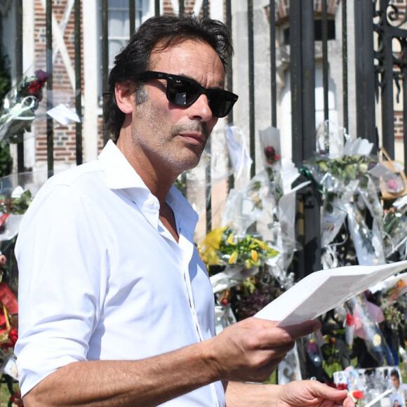 Anthony Delon et son demi-frère Alain-Fabien découvrent les hommages devant les grilles de la propriété de Douchy, quelques heures avant les obsèques de leur père, A.Delon, le 24 août 2024. 