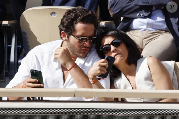 Florence Foresti et son compagnon Alexandre Kominek - People dans les tribunes lors des Internationaux de France de Tennis de Roland Garros 2022 à Paris le 29 mai 2022. © Cyril Moreau/Bestimage .