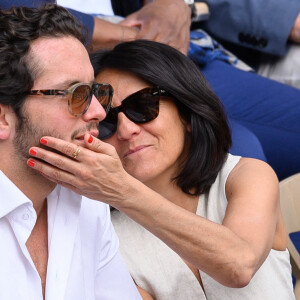 Florence Foresti et Alexandre Kominek dans les tribunes lors des Internationaux de France de tennis à Roland Garros le 29 mai 2022 à Paris, France. Photo par Laurent Zabulon/ABACAPRESS.COM