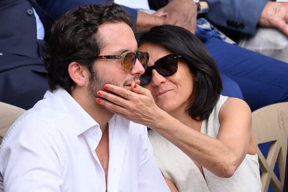 Florence Foresti et Alexandre Kominek dans les tribunes lors des Internationaux de France de tennis à Roland Garros le 29 mai 2022 à Paris, France. Photo par Laurent Zabulon/ABACAPRESS.COM