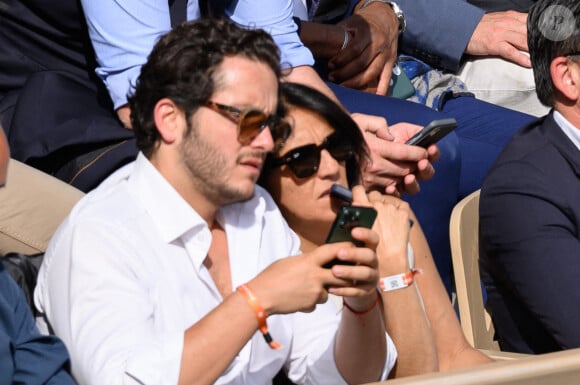 Florence Foresti et Alexandre Kominek dans les tribunes lors des Internationaux de France de tennis à Roland Garros le 29 mai 2022 à Paris, France. Photo par Laurent Zabulon/ABACAPRESS.COM