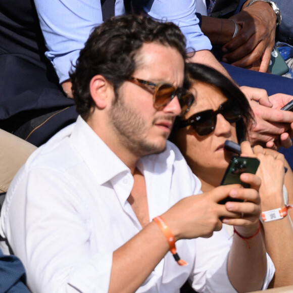 Florence Foresti et Alexandre Kominek dans les tribunes lors des Internationaux de France de tennis à Roland Garros le 29 mai 2022 à Paris, France. Photo par Laurent Zabulon/ABACAPRESS.COM