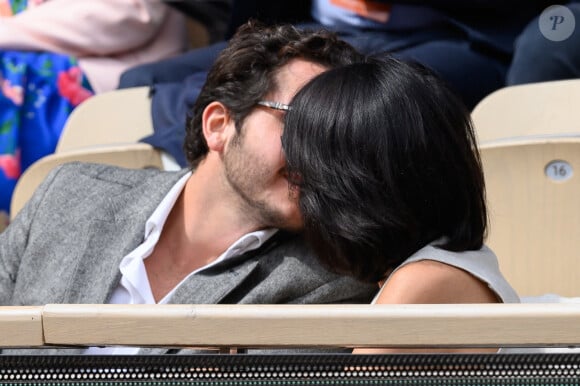 Florence Foresti et Alexandre Kominek dans les tribunes lors des Internationaux de France de tennis à Roland Garros le 29 mai 2022 à Paris, France. Photo par Laurent Zabulon/ABACAPRESS.COM