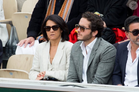 Florence Foresti, Alexandre Kominek dans les tribunes pendant Roland Garros 2022 le 29 mai 2022 à Paris, France. Photo par Nasser Berzane/ABACAPRESS.COM