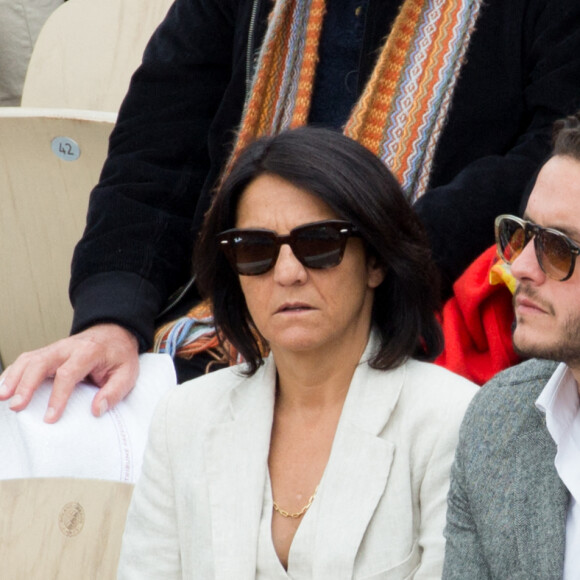 Florence Foresti, Alexandre Kominek dans les tribunes pendant Roland Garros 2022 le 29 mai 2022 à Paris, France. Photo par Nasser Berzane/ABACAPRESS.COM