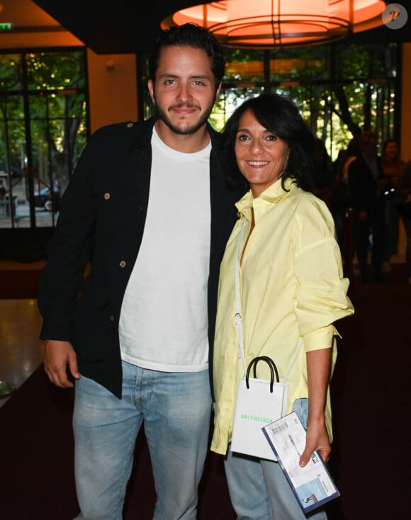 Florence Foresti et son nouveau compagnon l'humoriste Suisse, Alexandre Kominek - People à la 100ème du spectacle de Vincent Dedienne "Un soir de gala" aux théâtre Marigny à Paris le 27 juin 2022. © Coadic Guirec/Bestimage 