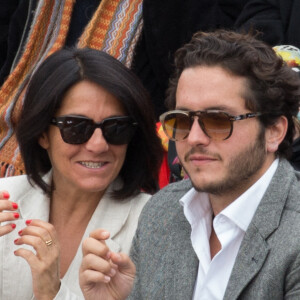 Il fait notamment beaucoup de blagues sur l'apparence physique des gens...Florence Foresti, Alexandre Kominek dans les tribunes pendant Roland Garros 2022 le 29 mai 2022 à Paris, France. Photo par Nasser Berzane/ABACAPRESS.COM