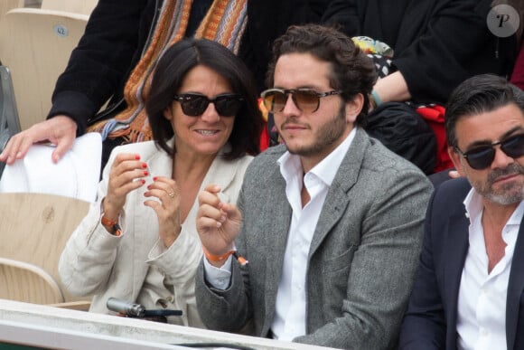 Il fait notamment beaucoup de blagues sur l'apparence physique des gens...Florence Foresti, Alexandre Kominek dans les tribunes pendant Roland Garros 2022 le 29 mai 2022 à Paris, France. Photo par Nasser Berzane/ABACAPRESS.COM