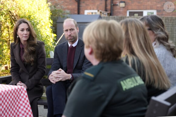 La publication d'une photo retouchée d'elle et ses enfants a créé la polémique et a fait naître les rumeurs les plus farfelues. 
Le prince William, prince de Galles, et Catherine (Kate) Middleton, princesse de Galles, visitent le centre communautaire de Southport pour rencontrer les familles des personnes prises dans l'attaque au couteau de Southport plus tôt cette année, à Southport, Merseyside, Royaume-Uni, le 10 octobre 2024. © Danny Lawson/WPA-Pool/Bestimage 