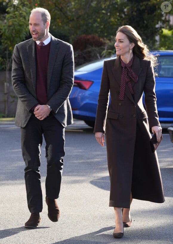 Robert Hardman, auteur de Charles III: New King, New Court; The Inside Story, s'apprête à sortir une version mise à jour de son livre dans lequel il a pu échanger avec des proches du couple princier.
Le prince William, prince de Galles, et Catherine (Kate) Middleton, princesse de Galles, visitent le centre communautaire de Southport pour rencontrer les familles des personnes prises dans l'attaque au couteau de Southport plus tôt cette année, à Southport, Merseyside, Royaume-Uni, le 10 octobre 2024. © Danny Lawson/WPA-Pool/Bestimage 