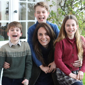 Les derniers mois n'ont pas été facile par Kate Middleton. 
Le prince William a partagé une photographie de la princesse de Galles Catherine Kate Middleton avec ses enfants © The Prince and Princess of Wales / Julien Burton via Bestimage