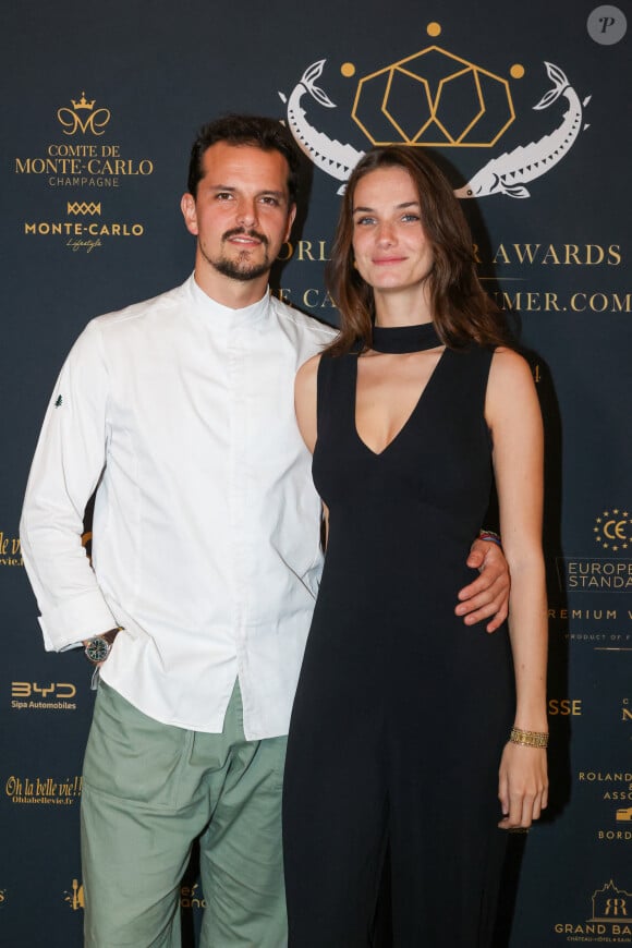 Exclusif - Le chef Juan Arbelaez et sa compagne Cassandre Verdier, lors du "World Caviar Awards", le 1er championnat du monde de Caviar au Château Hôtel Grand Barrail à Saint-Emilion, en Gironde, France, le 30 octobre 2024. © Jean-Marc Lhomer/Bestimage