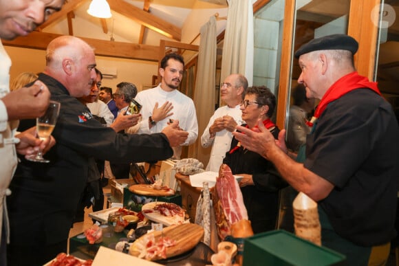 Exclusif - Le chef Juan Arbelaez, Rose et Pierre Oteiza, lors du "World Caviar Awards", le 1er championnat du monde de Caviar au Château Hôtel Grand Barrail à Saint-Emilion, en Gironde, France, le 30 octobre 2024. © Jean-Marc Lhomer/Bestimage