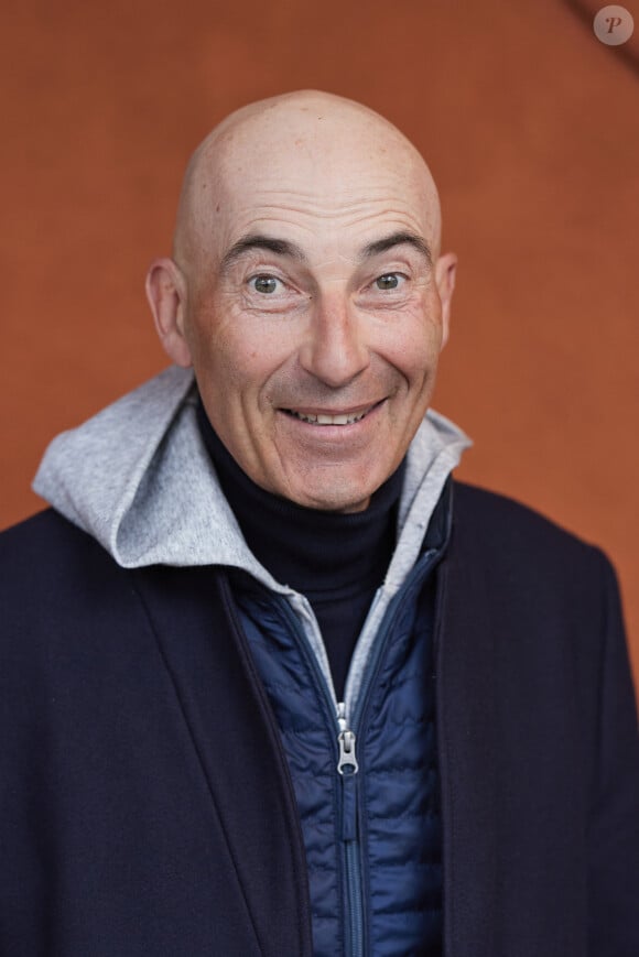 Entre 21h et 20h le lendemain, il ne mange rien
Nicolas Canteloup au village lors des Internationaux de France de tennis de Roland Garros 2024, à Paris, France, le 3 juin 2024. © Jacovides-Moreau/Bestimage 